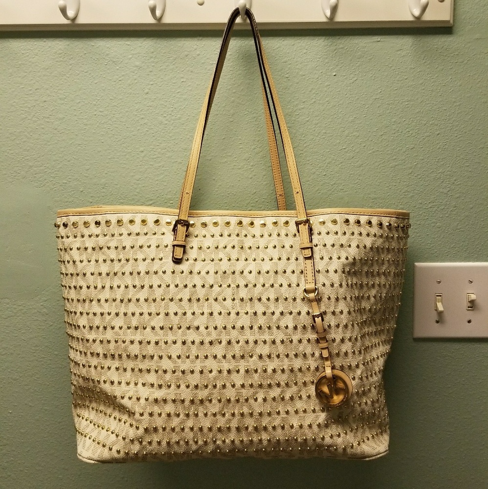 Vanilla studded Jet Set
